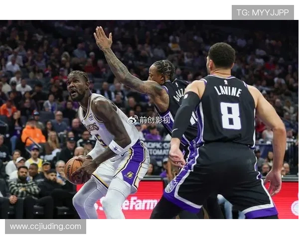 艾顿高效发挥31分钟砍下15分8篮板正负值+9为球队贡献关键力量 艾顿高效发挥31分钟砍下15分8篮板正负值+9为球队贡献关键力量